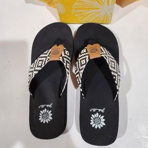 NIB YELLOW BOX SHOES SZ. 8.5 FLIP FLOPS